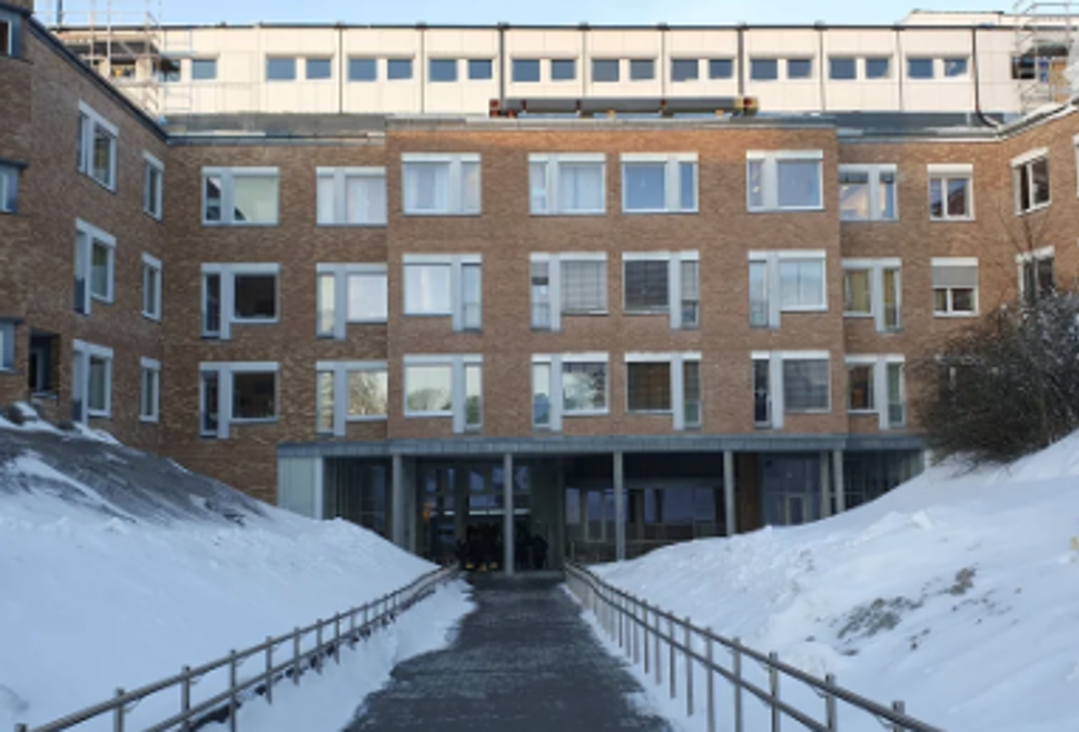 Ny hovedinngang (grunnet byggearbeider) ved Rikshospitalet ligger mellom bygg C2 og C3.