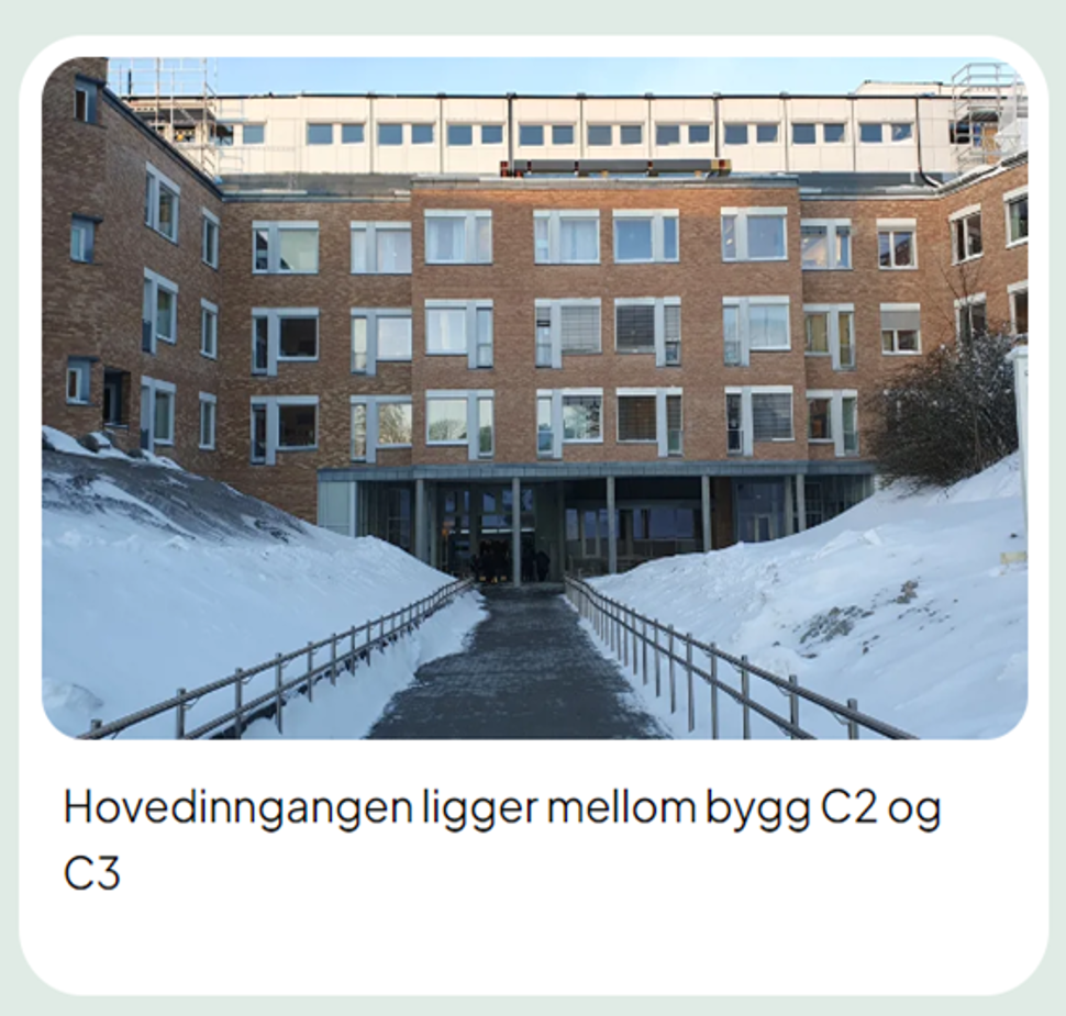 Hovedinngangen ligger mellom bygg C2 og C3