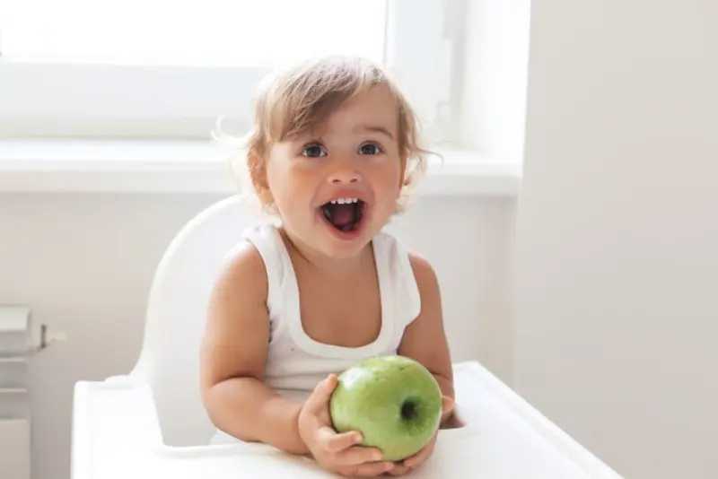 baby-spiser-frukt---nyhetssak-om-smabarn-og-kosthold.jpg