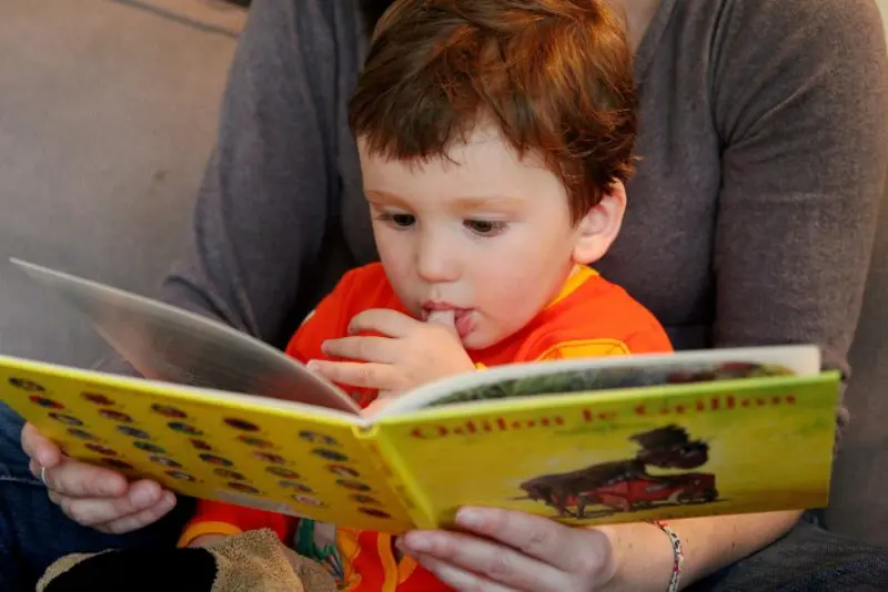 barn som leser bok