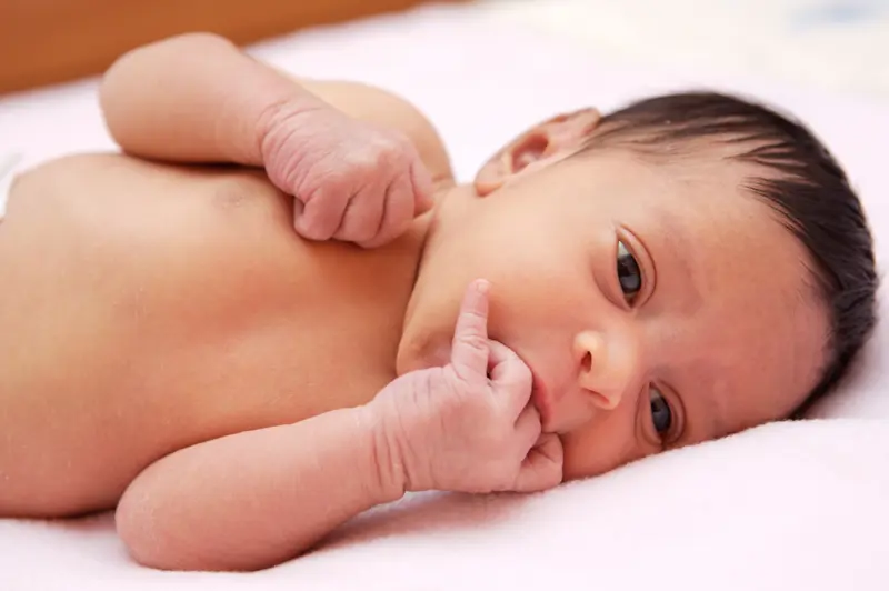 illustrasjonsfoto av baby med svart hår
