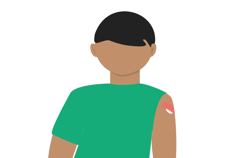ungdom som har tatt vaksine. Plaster md bomullsdott på overarmen.